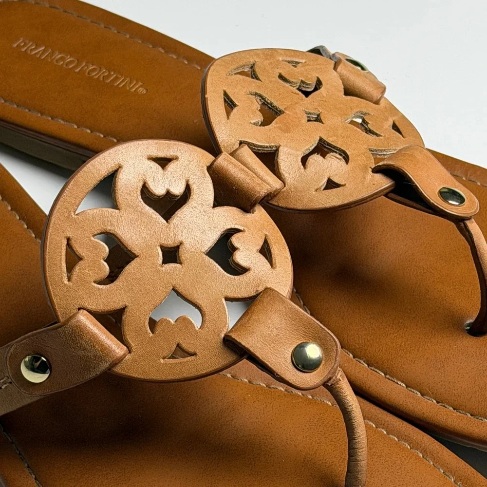 Franco Fortini Womens Tan Medallion Thong Flat Sandals Gold Stud Size 11 Summer
